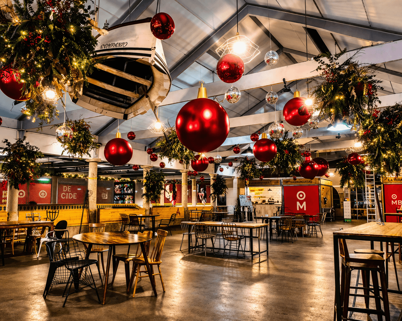 Elementos navideños para evento corporativo